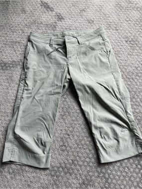 MEC Women's Light Sage Green Capri Pants